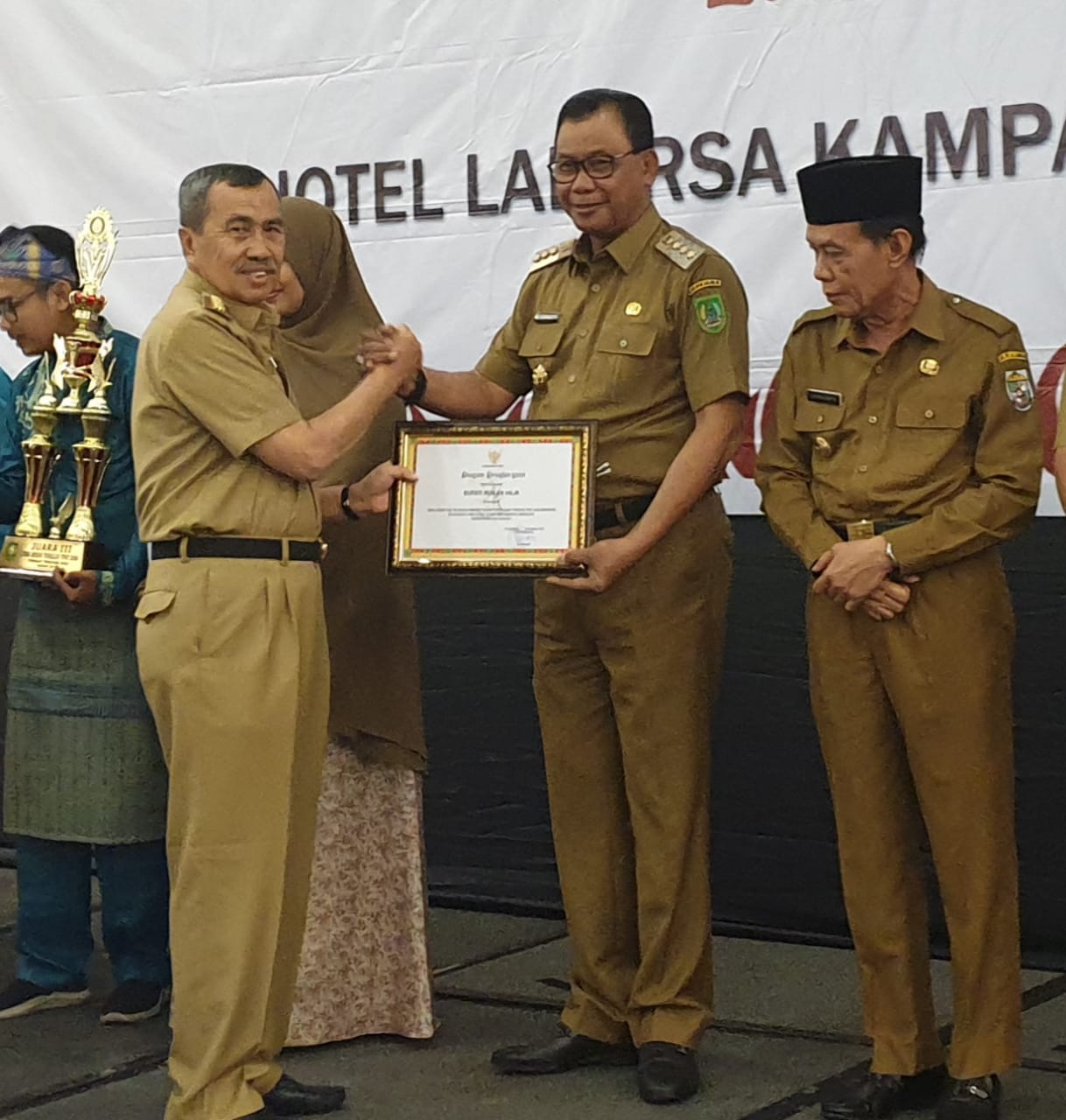Turut Dihadiri Bupati Rohil Suyatno, Gubri Serahkan Bantuan Untuk Desa se Riau