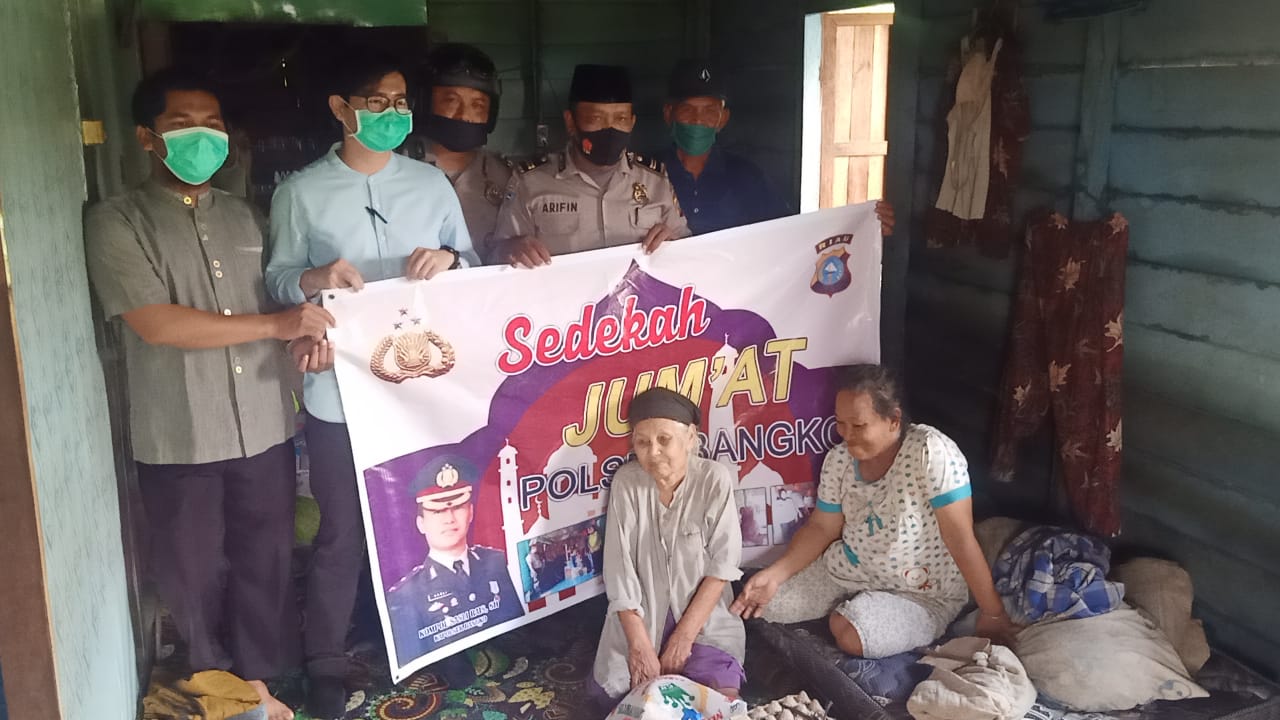 Warga Kurang Mampu Terima Sembako Dari Polsek Bangko