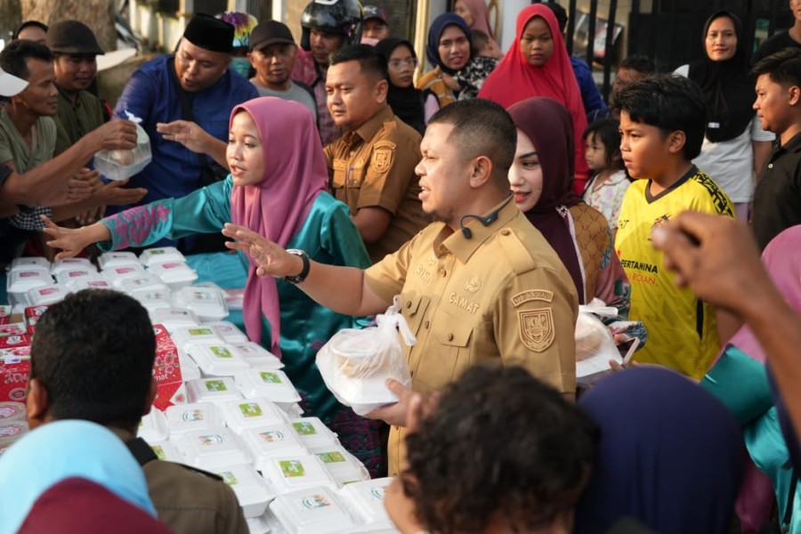 Camat Mandau Bagi- bagi Takjil ''On The Road'' Geratis Kepada Masyarakat