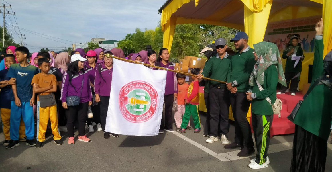 Kadis Pendidikan Rohil Lepas Peserta Jalan Santai Memeriahkan HUT PGRI Ke- 78