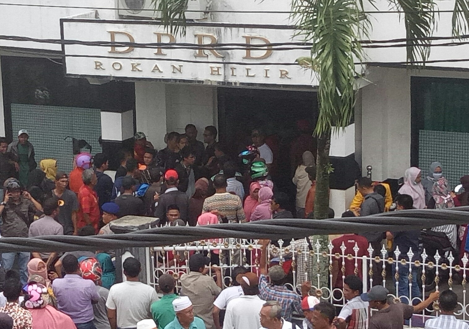 Heboh!! Aksi Damai Jilid II Ratusan Massa Terobos Kantor DPRD Rohil