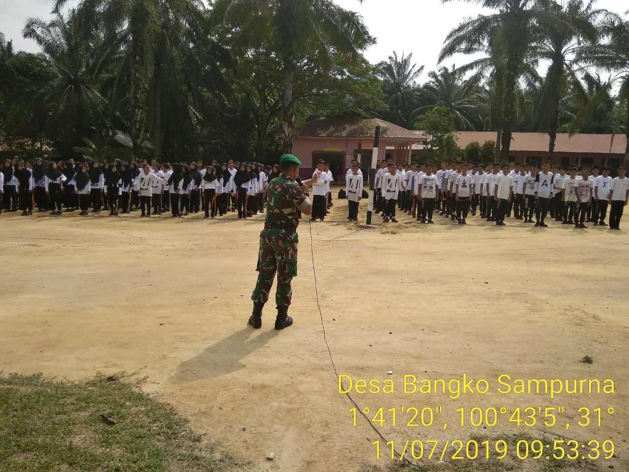 Babinsa Koramil 05/RM Berikan Materi Bela Negara Dan Baris Berbaris Kepada Siswa Baru