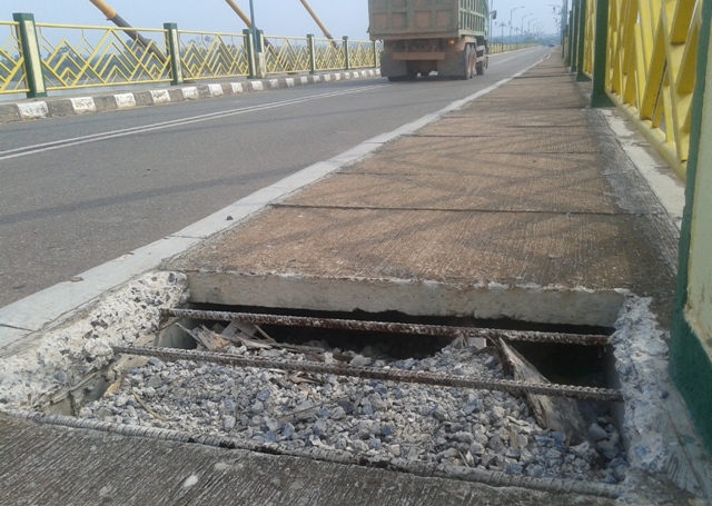 Gawat !! Sekitar 400 Keping  Blok Beton Trotoar Jembatan Pedamaran II Rohil Raib