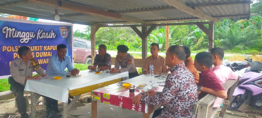 Bhabinkamtibmas Polsek Bukit Kapur Laksanakan Giat Minggu Kasih Bersama Masyarakat