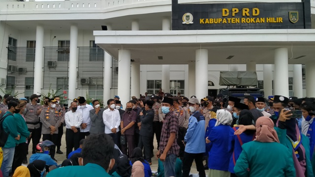 Puluhan Mahasiswa Rohil Dari Berbagai Perguruan Tinggi Gelar Aksi Demo di DPRD Sampaikan Empat Tuntu