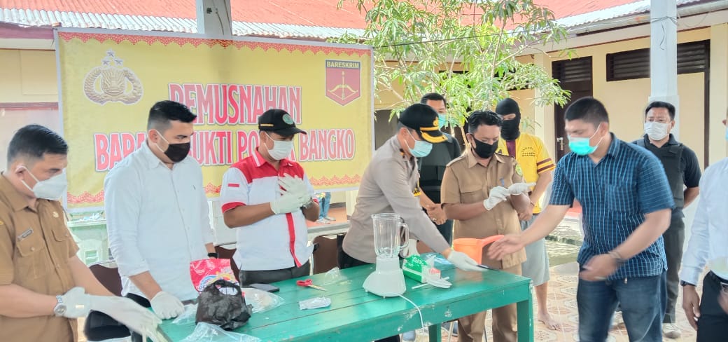 Komitmen Berantas Narkoba, Polsek Bangko Musnahkan BB Narkotika