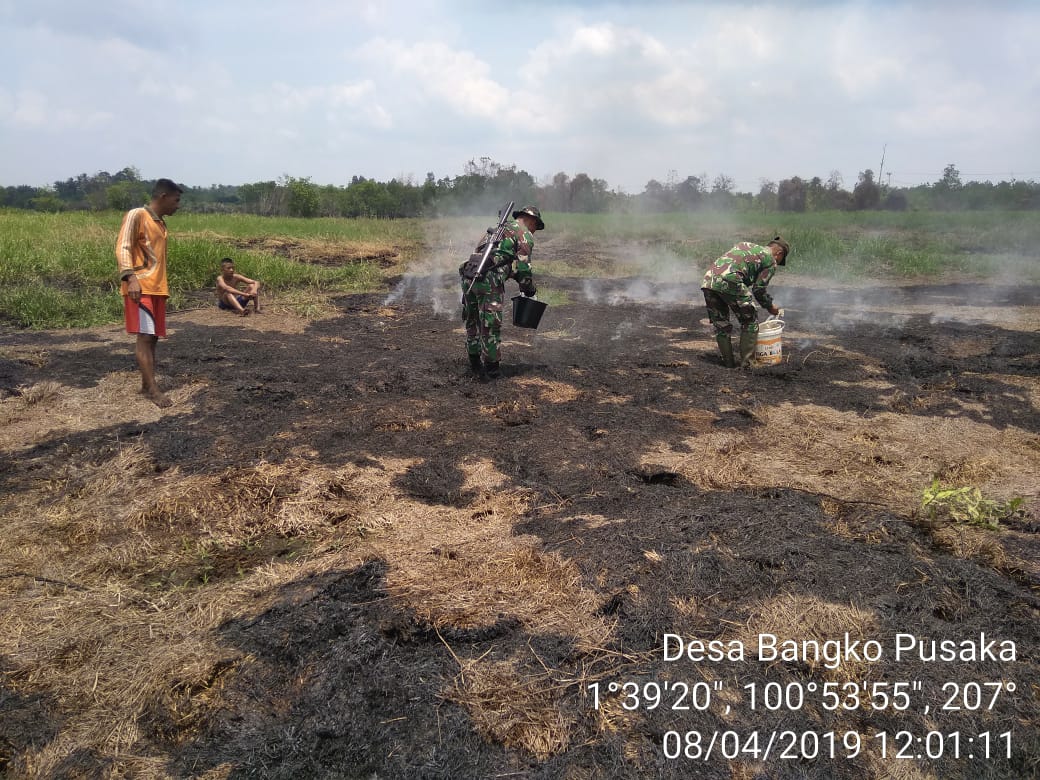 Ada Kebun Sawit Terbakar, Jajaran Koramil 05 /RM Sigap Lakukan Pemadaman