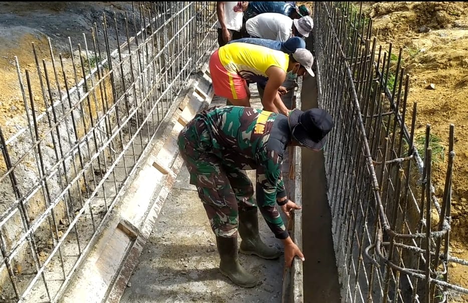Satgas TMMD dan Warga Lanjutkan Pengecoran Box Culvert