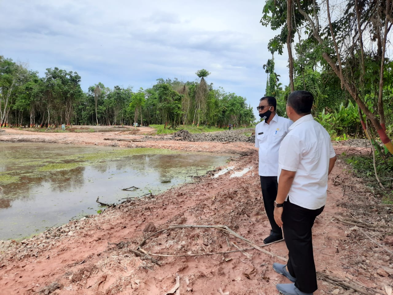 Bupati Suyatno Tinjau Kolam di Taman Hutan Kota