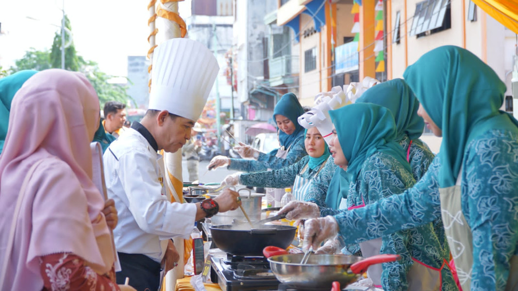 Diikuti Seluruh TP PKK Kecamatan, Bupati Rohil Buka Lomba Memasak Serba Ikan