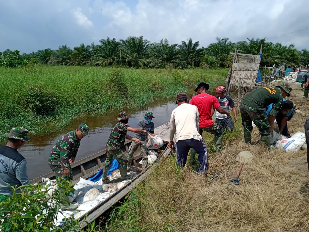 Dengan  Menggunakan Boat, Angkut Material Tempuh 1 Jam Perjalanan