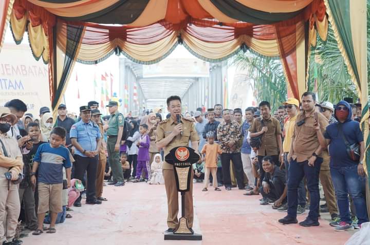 Bupati Rohil Afrizal Sintong Resmikan Jembatan Penghubung di Desa