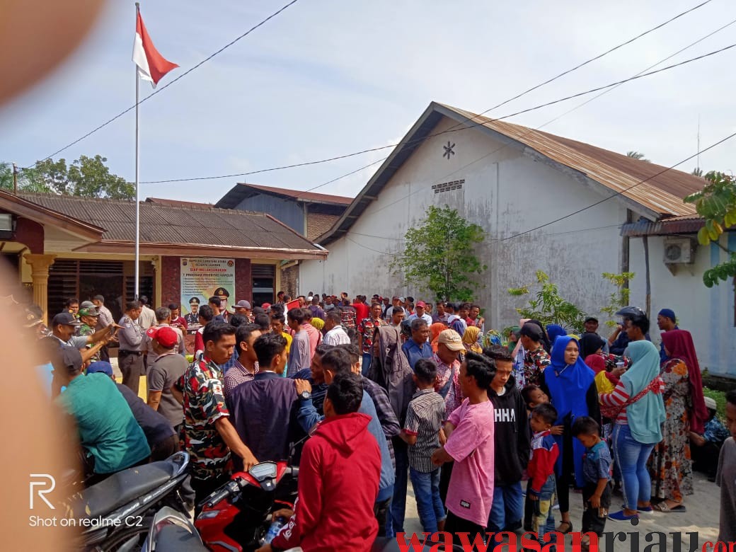 Ratusan Nelayan tradisional Desa Silo Baru Datangi Polsek Air Jom