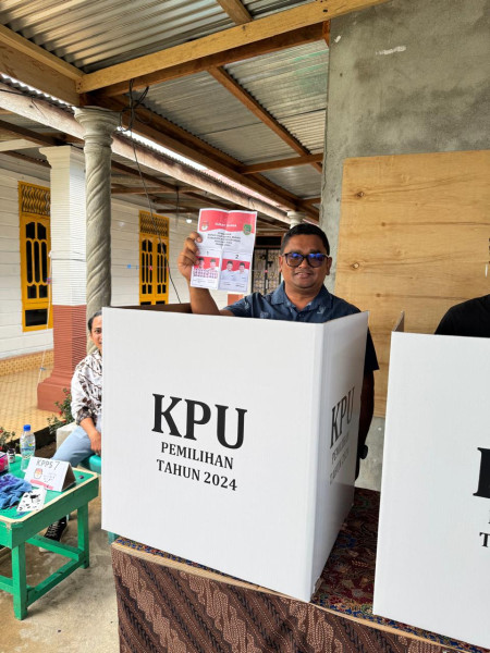 Pilkada 2024, Asisten III Pemkab Rohil, Samsuri SH.,M.Si Gunakan Hak Pilihnya di TPS 009 Bagan Timur