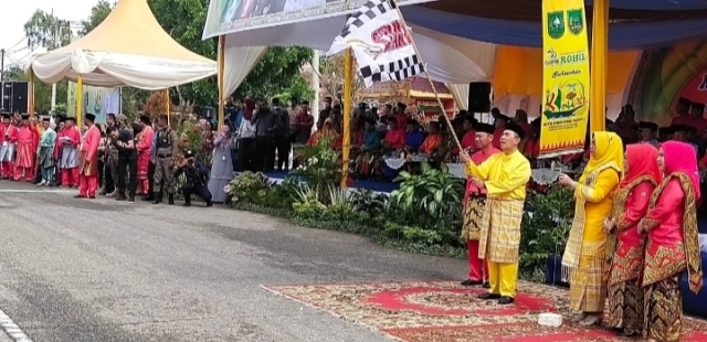 Gubernur Riau Lepas Peserta Pawai Ta'aruf MTQ Riau Ke - XL di Bagansiapiapi