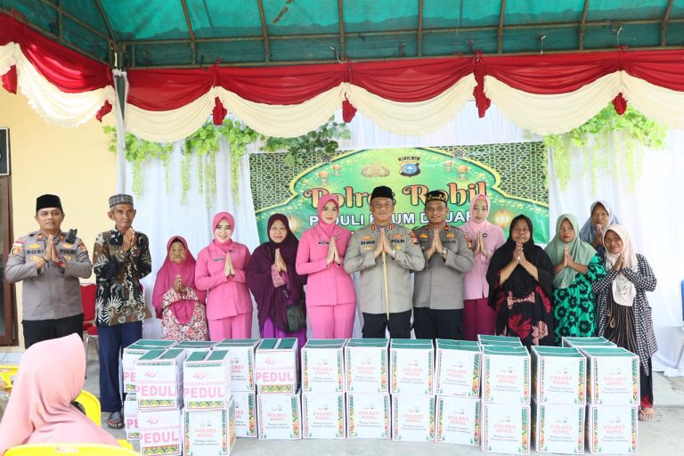 Kapolres Rohil dan Bhayangkari Bagikan Sembako ke Kaum Dhuafa di Panipahan