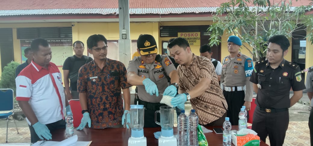 Disaksikan Waka Polres, Polsek Bangko Musnahkan 284 Gram BB Sabu