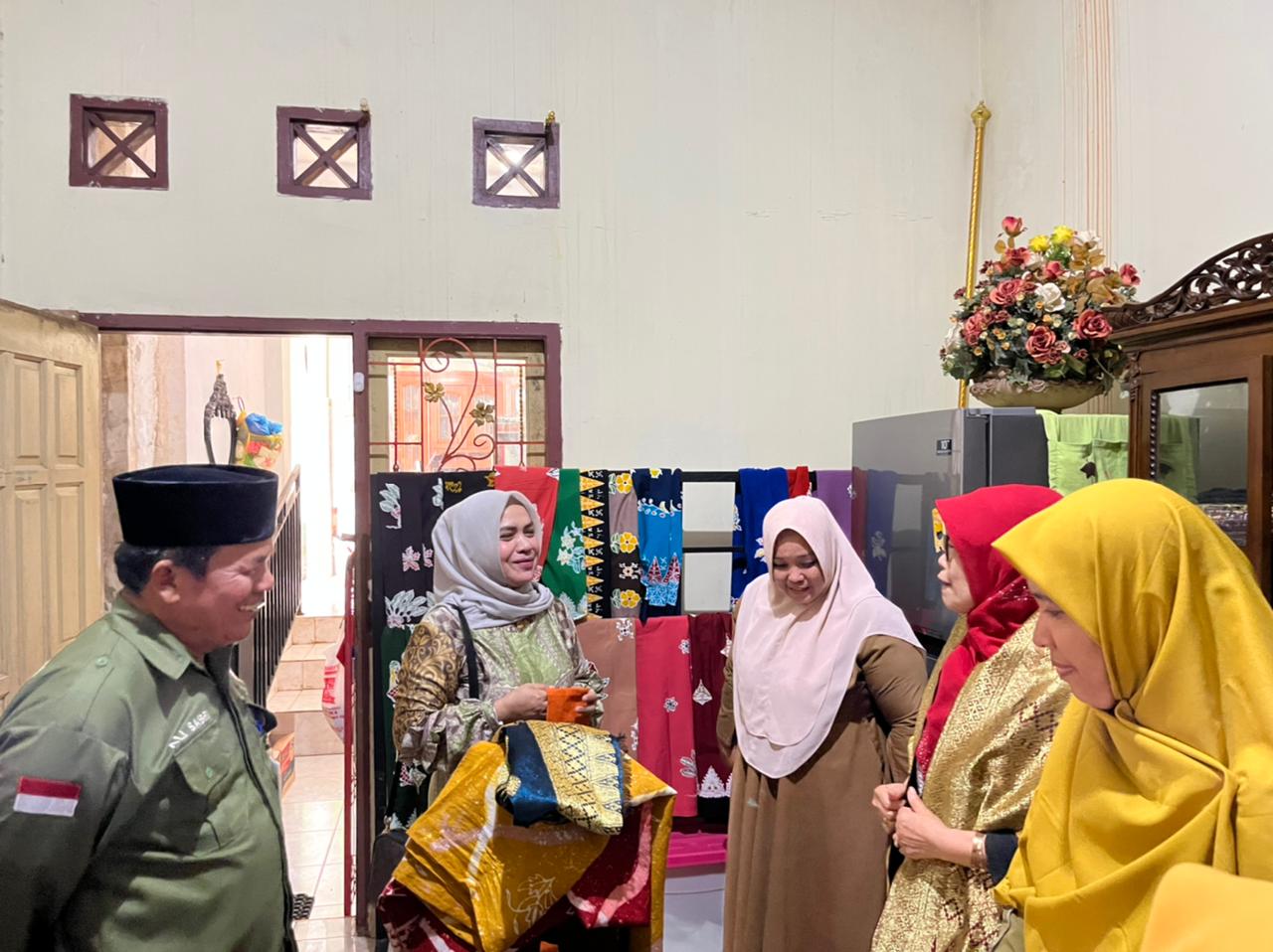 Ketua Dekranasda Kampar Perdana Kunjungi Rumah Batik