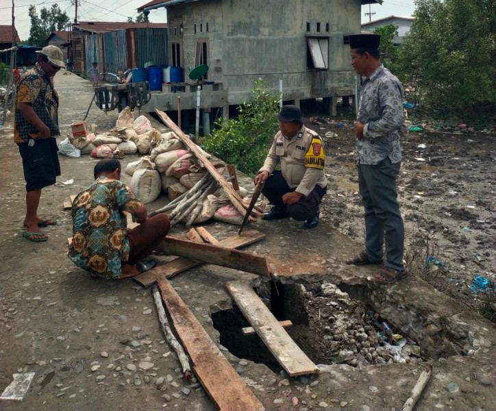 Sinergi Warga dan Bhabinkamtibmas Polsek Panipahan Gotong Royong Perbaiki Jalan Rusak diTeluk Pulai