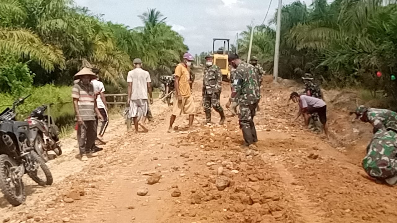 Satgas TMMD dan Warga Pindahkan Batu Kerikil dan Gesa Pembangunan Aukas