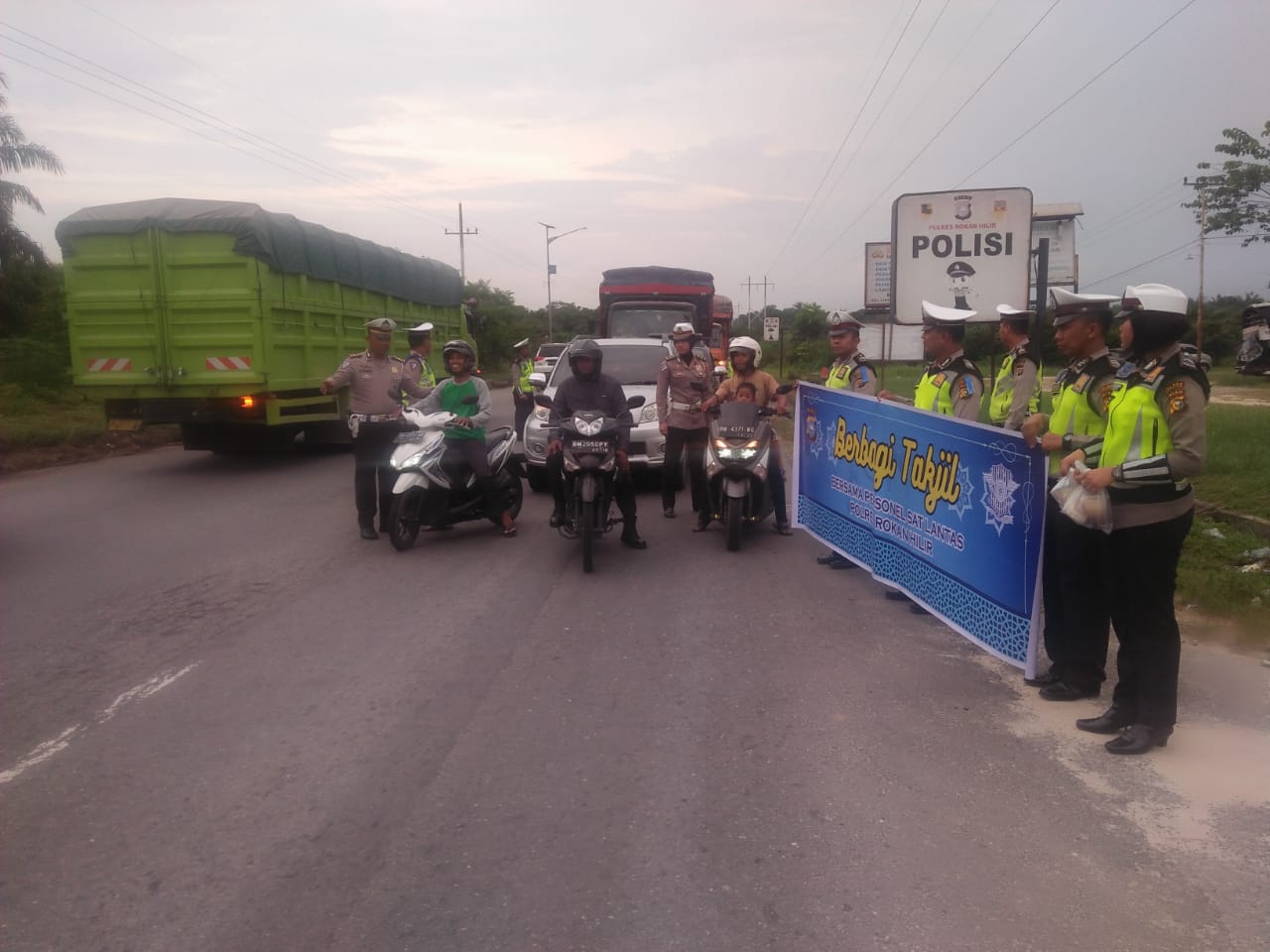 Satlantas Polres Rohil Bagi Takjil ke Pengguna Jalan Raya