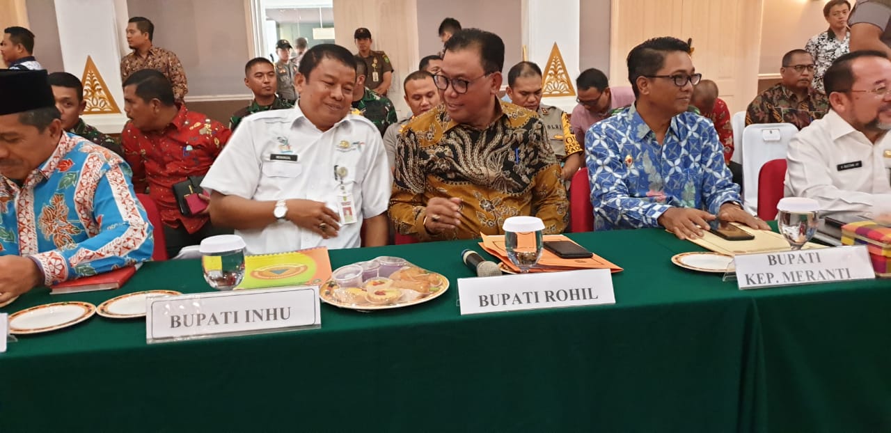 Bupati Rohil Rapat Koordinasi Karhutla Bersama Gubri dan Panglima TNI Bupati Rohil Rapat Koordinasi Karhutla Bersama Gubri dan Panglima TNI