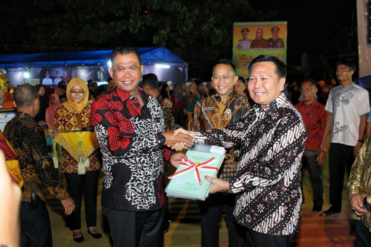Kakanwil BPN Riau Bersama Bupati Rohil Serahkan Sertifikat Tanah ke Warga