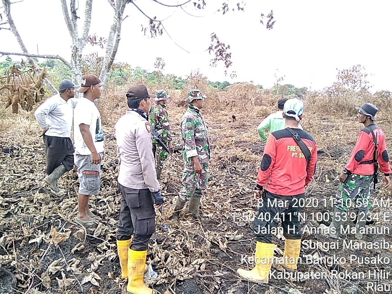 Api Sudah Padam, TNI Polri Bersama Masyarakat Laksanakan Pengecekan Api Sudah Padam, TNI Polri Bersama Masyarakat Laksanakan Pengecekan