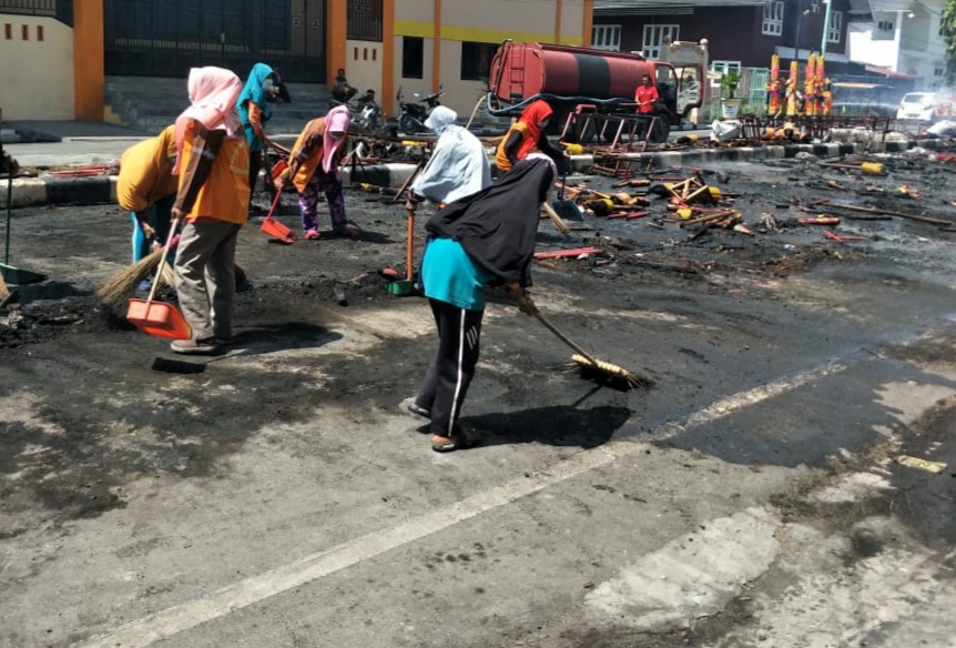 150 Petugas DLH Rohil Bersihkan Abu Sisa Dupa Bakar Tongkang