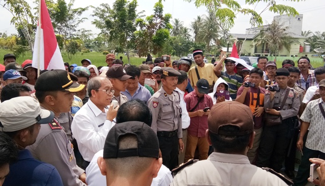 Ratusan Buruh PT Jatim dan PT Sendora Demo di Kantor Disnaker Rohil