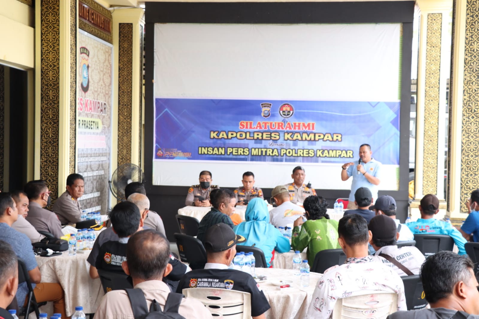Ngopi Bareng Dengan Wartawan, Kapolres Kampar Bagikan Kaos Mitra Pers dan Paket Sembako