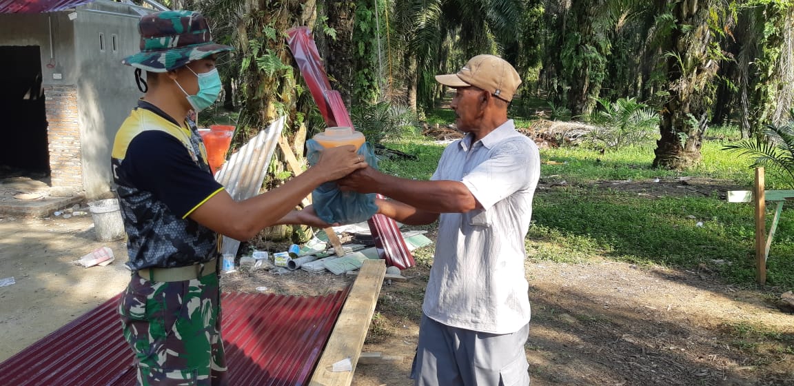 Beri Dukungan, Warga Siapkan Minuman dan Snack Untuk Satgas TMMD Beri Dukungan, Warga Siapkan Minuman dan Snack Untuk Satgas TMMD