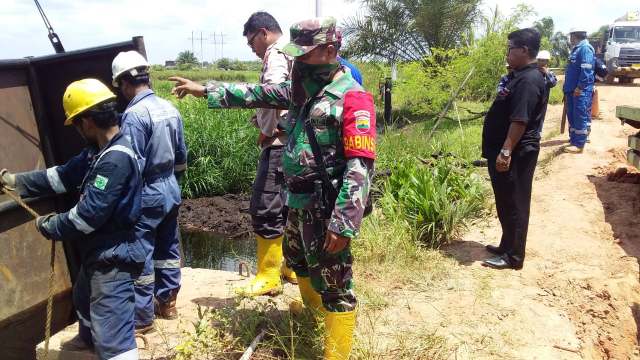 Cegah Karhutla, Babinsa Bersama Bhabinkamtibmas, Penghulu dan Perusahaan Pasang Skat Kanal