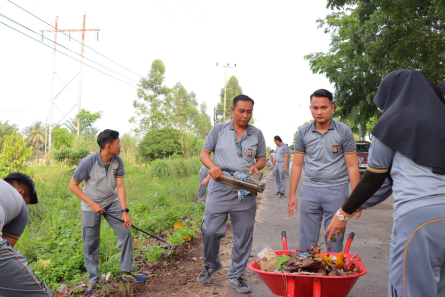 Kapolsek Bangko Pimpin Program Pembersihan Sampah Serentak Bersama Polri di Pinggir Pantai