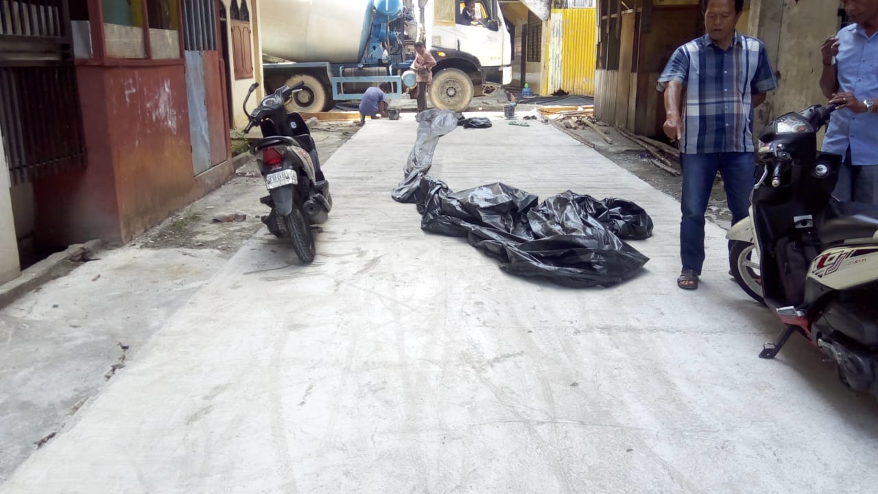 Diduga Tak Ikuti Bestek, Proyek Semenisasi Dalam Kota Bagansiapiapi Belum Dilewati Sudah Retak