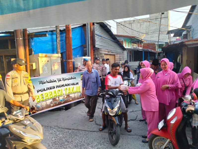 Polsek Panipahan Bersama Bhayangkari Ranting Bagikan Takjil Kepada Masyarakat