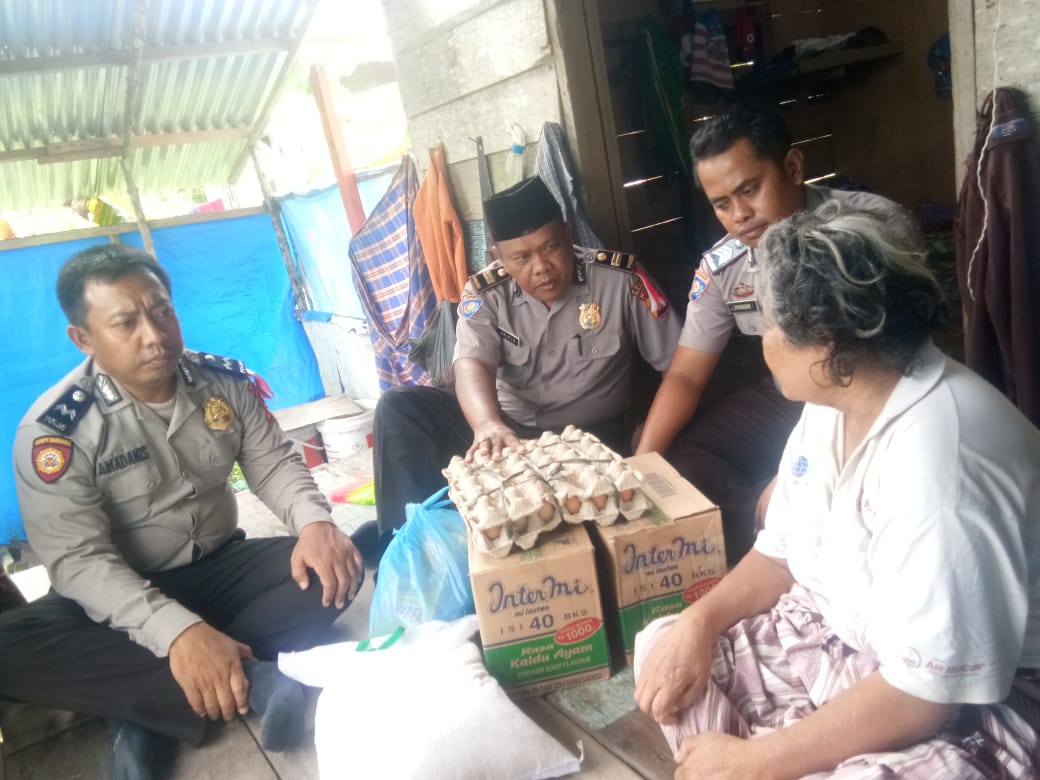 Jum'at Barokah, Polsek Bangko Berikan Sembako ke Lansia di Baganhulu Jum'at Barokah, Polsek Bangko Berikan Sembako ke Lansia di Baganhulu