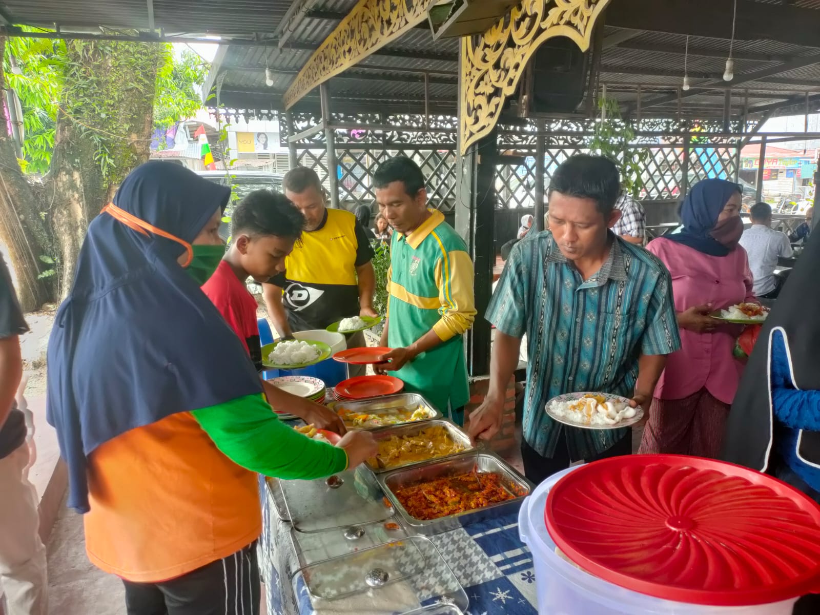 Jumat Barokah, Polres Kampar Berikan Makan Siang Gratis, Warga : Semoga ini berlanjut.!!