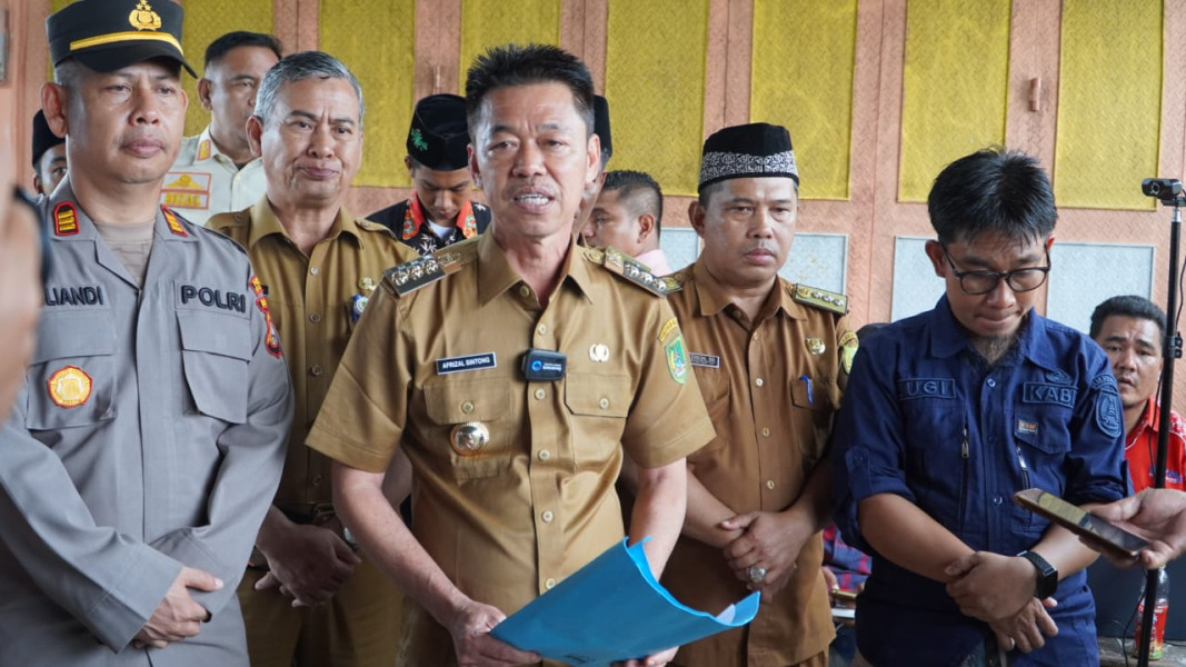 Pantau Proses Pilpeng, Bupati Rohil Ajak Masyarakat Dukung Penghulu Terpilih