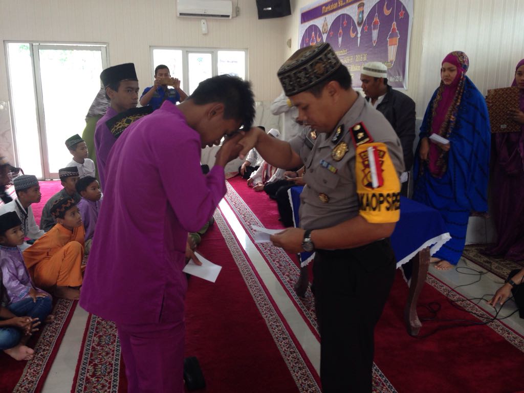 365 Personil Polres Rohil Serahkan Zakat Propesi Ke-105 Fakir Miskin.
