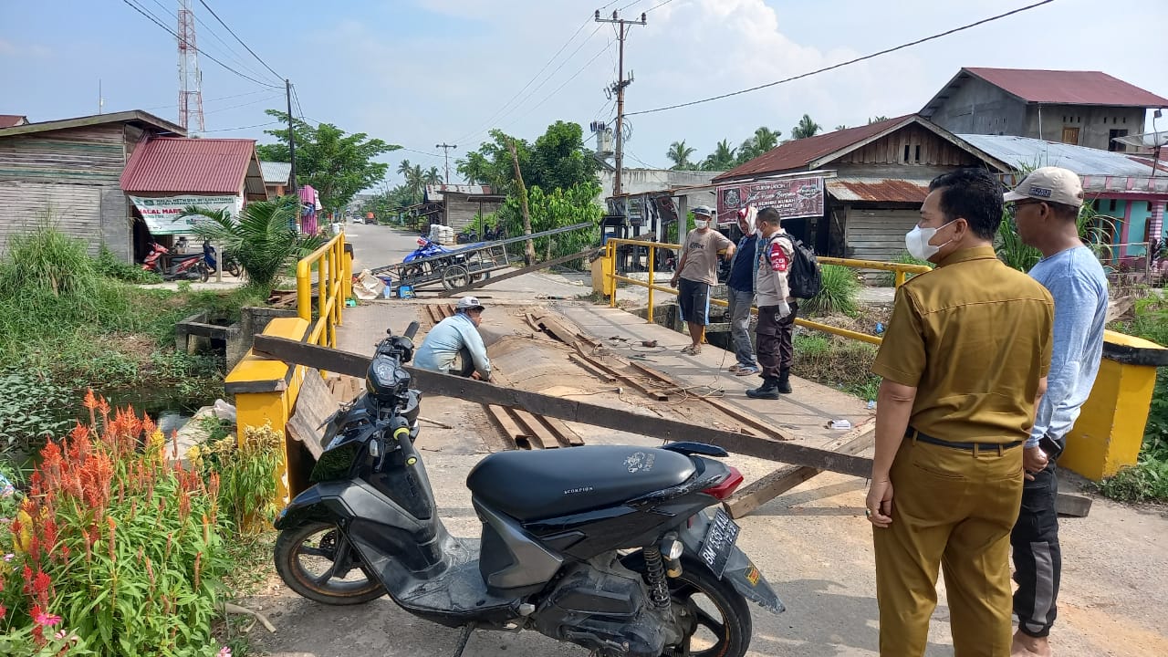 Dinas PUPR Rohil Tinjau Langsung Perbaikan Jembatan Besi Bagansiapiapi - Sinaboi