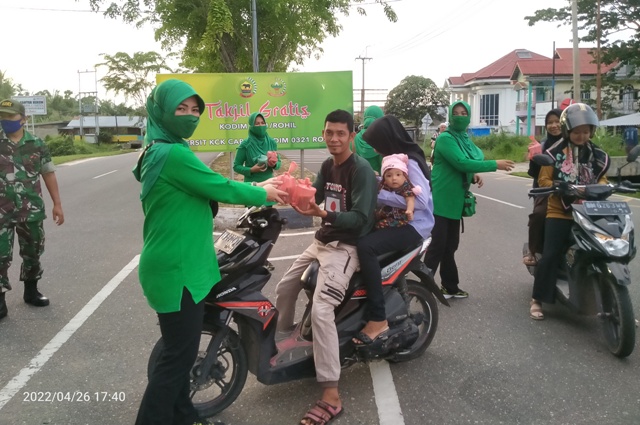 Persit KCK Cabang LXXVI Kodim 0321 Rohil Berbagi Makanan dan Minuman Takjil Berbuka Puasa Persit KCK Cabang LXXVI Kodim 0321 Rohil Berbagi Makanan dan Minuman Takjil Berbuka Puasa