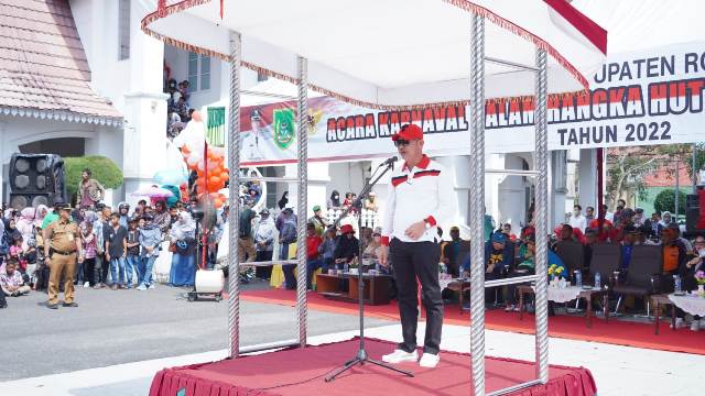 Meriahkan HUT RI Ke-77, Bupati Rohil Lepas Peserta Karnaval