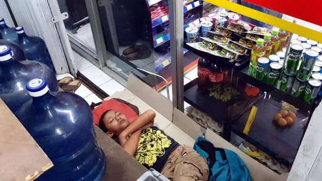 Cerita Pilu Bocah 12 Tahun yang Tidur di Teras Minimarket