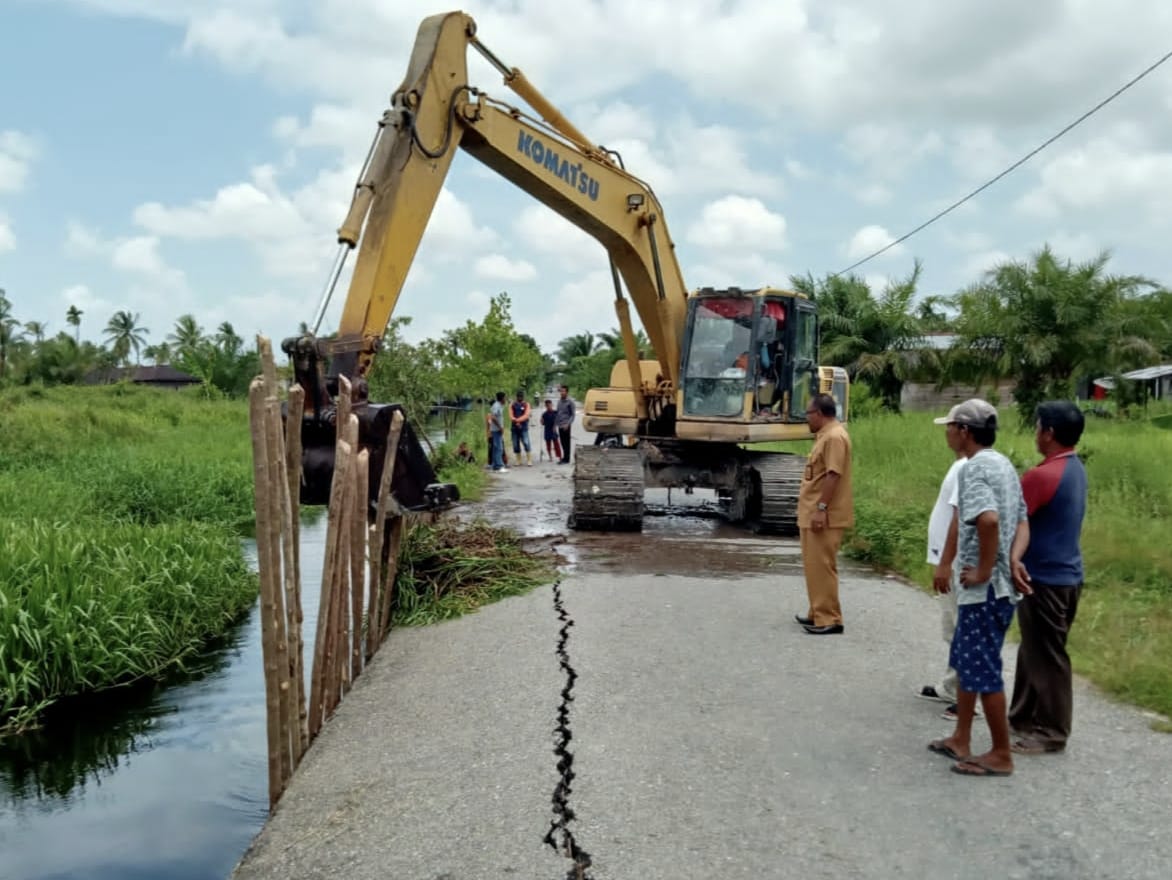 DLH Rohil Lakukan Normalisasi sungai Dan Perbaiki Jalan Yang Ambles Akibat Gerusan Air