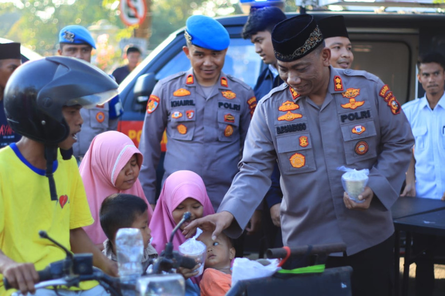 Kapolres Kampar Bersama PJU dan Bhayangkari Bagi-bagi Takjil  untuk Masyarakat di Kota Bangkinang