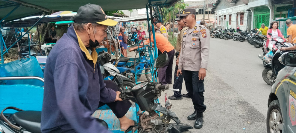 Antisipasi Macet Dipasar, Polsek Bangko Berikan Himbauan Kepada Pengendara Betor