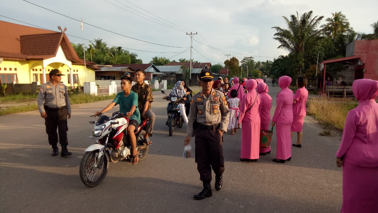 Warga Kubu Ucapkan Terima Kasih Saat Kapolsek Bagi Takjil Gratis