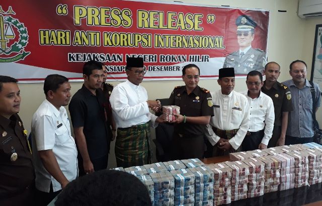 Pemkab Rohil Terima Uang Pengembalian Hasil Korupsi Rp. 9,2 Milyar Dari Kejari