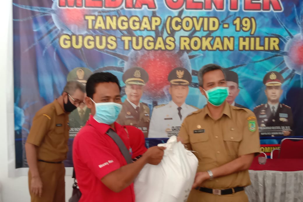 Sejumlah Wartawan Terima Bantuan Paket Sembako Dari Pemkab Rohil